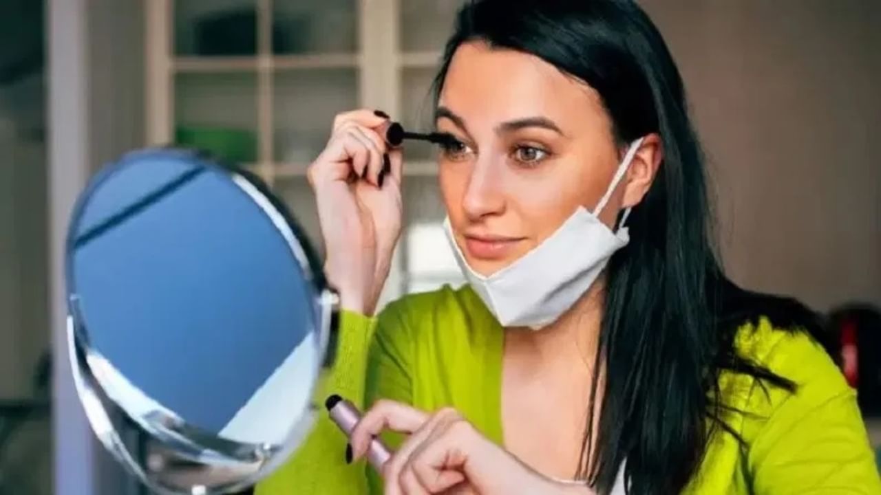 मेकअपच्या आधी चेहरा स्वच्छ करून मोइश्चरायझर आणि प्रायमर लावा. यामुळे मेकअप नीट बसतो व जास्त वेळ टिकतो. त्यानंतर. तुमच्या त्वचेच्या टोनला जुळणारा लाँग-लास्टिंग फाउंडेशन निवडा. अति जाड थर टाळा; ब्लेंडिंगवर लक्ष द्या.