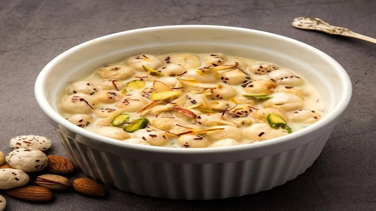 बरेच लोक वाढलेले वजन कमी करण्यासाठी दररोजच्या आहारात मखान्याचा समावेश करतात. सकाळी नाश्त्यांमध्ये इतर पदार्थ खाण्यापेक्षा दुधामध्ये मखाना मिक्स करून खातात.