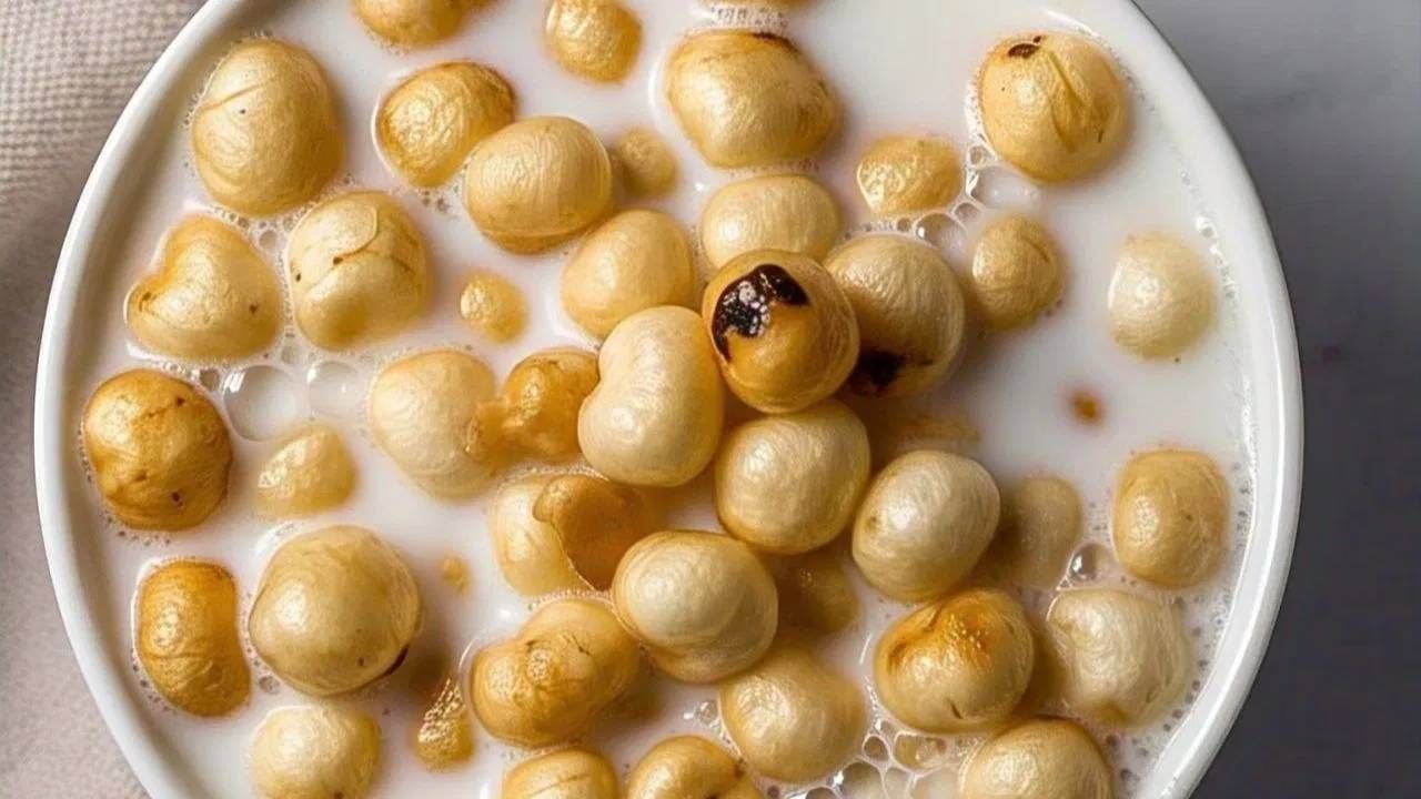 खरोखरच दुध मखाना खाल्याने वजन कमी होते का? याबद्दल आपण जाणून घेऊयात. दूध आणि मखाना दोन्ही आपल्या आरोग्यासाठी फायदेशीर ठरते. नाश्त्यांमध्ये दुसरे काही खाण्यापेक्षा हे फायदेशीर ठरते. 