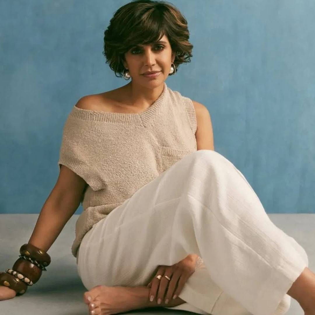 मंदिरा बेदी कमालीची अभिनेत्री म्हणून ओळखली जाते. तिने सिनेमा, टीव्ही क्षेत्रात बरच काम केलं आहे. सोबतच ती क्रिकेट सपोर्टर म्हणून सुद्धा ओळखली जाते. 