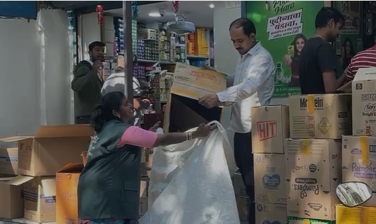 पुण्यातील कचरावेचक कामगार अंजू माने यांना दहा लाख रुपयांपेक्षा जास्त रक्कम कचऱ्यात सापडली. त्यांनी ही सापडलेली रक्कम ज्या व्यक्तीची होती, त्यांना परत केली आहे. त्यामुळे अंजू माने यांच्यावर कौतुकाचा वर्षाव सुरू झाला आहे.