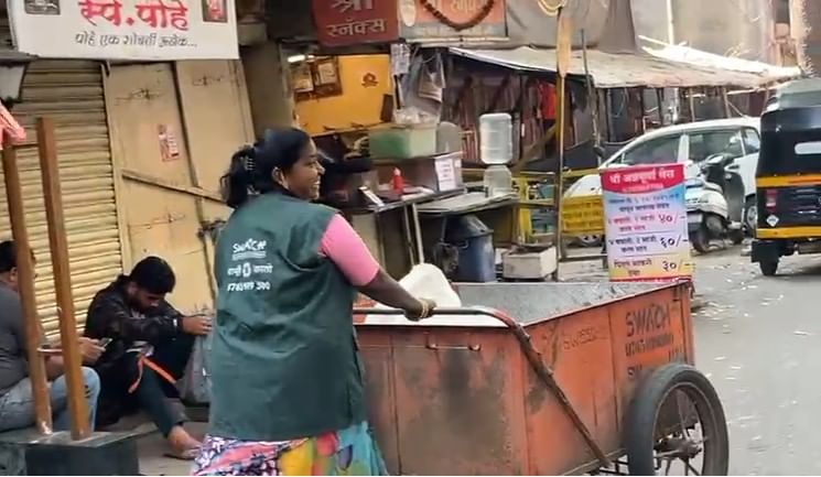 अंजु माने या लहानपणापासून कचरा वेचण्याचे काम करतात. त्यांना एक मुलगा आणि एक मुलगी आहे.आजच्या महागाईच्या काळात तुटपुंज्या वेतनात कष्टाने दोन्ही अपत्यांचा सांभाळ करीत मुलांवरही प्रामाणिकपणाने जगण्याचे संस्कार केले आहेत.