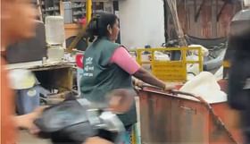 कचरा वेचताना चक्क दहा लाख सापडले, प्रामाणिक महिला कामगाराने परत केले..