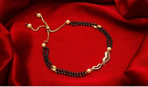 खरं म्हणजे काळा रंग हा अनेकजण अशुभ मानतात. असे असताना मंगळसूत्रातील मणी हे काळ्याच रंगाचे का असतात? असा प्रश्न अनेकांना पडतो. याच पार्श्वभूमीवर मंगळसूत्रातील काळ्या मण्यांचे महत्त्व जाणून घेऊ.
