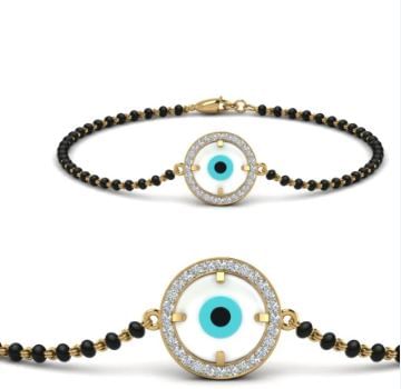 धार्मिक मान्यतेनुसार मंगळसूत्रातील काळे मणी हे महिलेचे तसेच महिलेच्या पतीचे नकारात्मक उर्जेपासून रक्षण करतात. काळ्या मण्यांमुळे पती आणि पत्नीचे नेते चांगले राहते, असाही दावा केला जातो. 