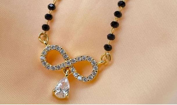 काळे मणी हे शक्ती देवीचे प्रतिनिधित्त्व करतात. त्यामुळेच काळ्या मण्यांचे मंगळसूत्र असल्यामुळे वैवाहिक जीवण स्थिर राहण्यास मदत होते. संसारातही सुख-शांती नांदते असा दावा केला जातो. 