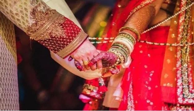 सध्या एक अजब प्रकार समोर आला आहे. लग्नासाठी आलेल्य पाहुण्याचा विवस्त्र अवस्थेतील फोटा काढल्याने लग्नघरी थेट कडाक्याचे भांडण झाले आहे. विशेष म्हणजे हे भांडण एवढे टोकाचे होते की त्यात एकाचा खून झाला आहे. या घटनेने सर्वत्र खळबळ उडाली आहे. 