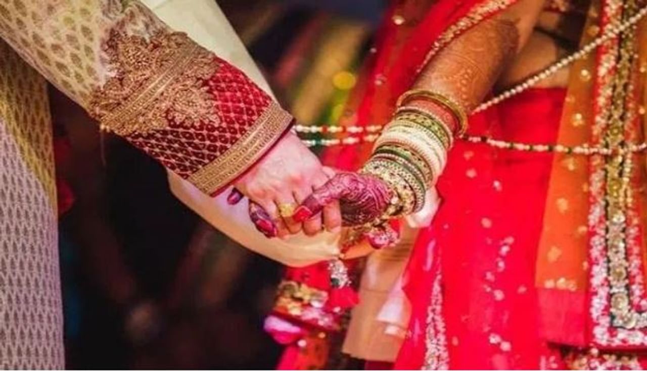 सध्या एक अजब प्रकार समोर आला आहे. लग्नासाठी आलेल्य पाहुण्याचा विवस्त्र अवस्थेतील फोटा काढल्याने लग्नघरी थेट कडाक्याचे भांडण झाले आहे. विशेष म्हणजे हे भांडण एवढे टोकाचे होते की त्यात एकाचा खून झाला आहे. या घटनेने सर्वत्र खळबळ उडाली आहे. 