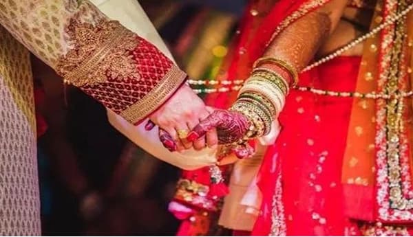 सध्या एक अजब प्रकार समोर आला आहे. लग्नासाठी आलेल्य पाहुण्याचा विवस्त्र अवस्थेतील फोटा काढल्याने लग्नघरी थेट कडाक्याचे भांडण झाले आहे. विशेष म्हणजे हे भांडण एवढे टोकाचे होते की त्यात एकाचा खून झाला आहे. या घटनेने सर्वत्र खळबळ उडाली आहे.