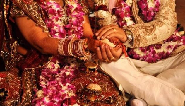 मिळालेल्या माहितीनुसार हा प्रकार उत्तर प्रदेशातील अलीगड येथे घडला आहे. वरपक्षाकडील पाहुण्याचा एक विवस्त्रावस्थेतील फोटो काढल्यानंतर वधू आणि वराच्या मंडळींमध्ये हा वाज झाला आहे. या भांडणात नवऱ्या मुलाच्या भावाला मारहाण करण्यात आली असून तो गंभीर जखमी झाला आहे. 