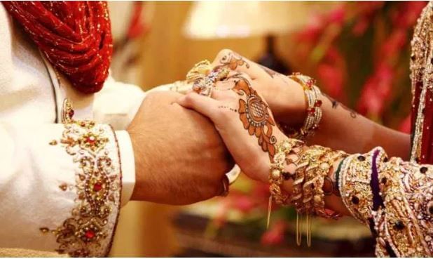 या भांडणात वराच्या चुलत भावाची हत्या झाली आहे. ही घटना 14 नोव्हेंबर रोजीची असल्याचे सांगिले जात आहे. मिळालेल्या माहितीनुसार उत्तर प्रदेशमधील जगतपूर या गावात रणजितसिंह यांची मुलगी निशा हिचा आग्रा येथील अत्मादौला भागातील सीतानगर रामबाग येथील रहिवासी असलेल्या ओमवीर यांचा मुलगा राहुलशी विवाह होणार होता. 