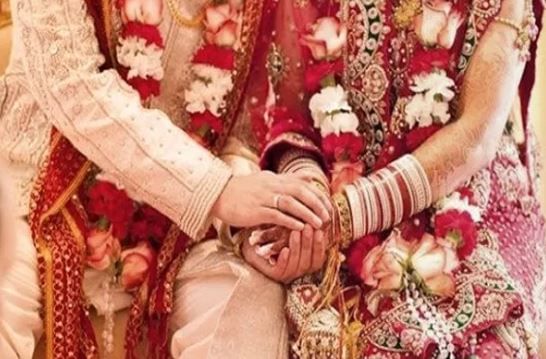 या भांडणात आग्रा येथील विनय उर्फ छोटी याचा खून झाला. तर नवऱ्या मुलाचा भाऊ योगेंद्र याची प्रकृती नाजूक आहे. आग्र्यातील खासगी रुग्णालयात त्याच्यावर उपचार सुरू आहे. पोलीस या प्रकरणाचा तपास करत आहेत.   