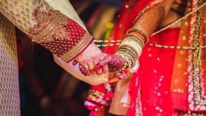 लपून नग्न फोटो काढला अन् लग्नाच्या घरीच रक्ताचा सडा, नेमकं काय घडलं?