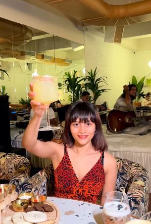 स्मृतीचे लग्न पुढे ढकलल्यानंतर आता वेगवेगळे दावे केले जात आहेत. पलाश मुच्छलने स्मृती मानधनाचा विश्वासघात केल्याचे बोलले जात आहे. त्यासाठी सध्या सोशल मीडियावर व्हायरल होत असलेल्या काही स्क्रीनशॉटचा आधार घेतला जातोय. 