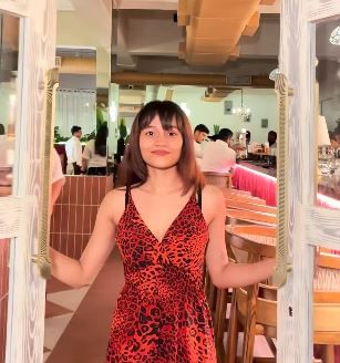 याच स्क्रीनशॉटचा आधार घेत पलाश मेरी डिकॉस्टा या तरुणीला भेटायला बोलवत होता, असे सांगितले जात आहे. याच मेरी डिकॉस्टाचे फोटो आता समोर आले आहेत. मेरी डिकॉस्टा एक कोरीओग्राफर असल्याचे बोलले जात आहे. 