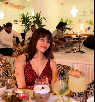 मेरी डिकॉस्टाचे इन्स्टाग्राम खाते प्रायव्हेट आहे. परंतु ती एका व्हिडीओत दिसत असून तिचे हे फोटो समोर आले आहेत. मेरी डिकॉस्टा नेमकी कोण आहे हे विचारले जात असताना हे फोटो समोर आले. पलाश कथितपणे ज्या मुलीशी बोलत होता, ती हीच आहे, असा दावा केला जातोय. 