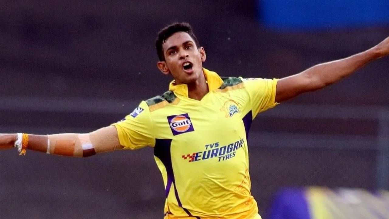 महेंद्रसिंह धोनीच्या पथिरानावर विश्वास होता आणि त्याचा सामन्यात पुरेपूर वापर करून घेतला. चेन्नई सुपर किंग्सने मथिशा पथिरानाला मेगा लिलावात रिटेन केलं होतं. त्यासाठी 13 कोटी मोजले होते. पण त्याला आता रिलीज केलं आहे. त्यामुळे मिनी लिलावात त्याच्यासाठी बोली लागणार हे स्पष्ट झालं आहे.  (Photo: PTI)