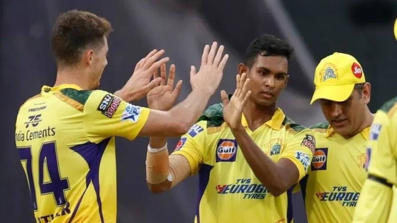 श्रीलंकेचा वेगवान गोलंदाज मथिशा पथिराना आपल्या खास गोलंदाजी शैलीमुळे चर्चेत राहीला आहे. त्यामुळेच चेन्नई सुपर किंग्सने त्याच्या विश्वास टाकत संघात घेतलं होतं. मात्र आता त्याला रिलीज केलं आहे. आयपीएल मिनी लिलावापूर्वी चेन्नई सुपर किंग्सने हा निर्णय घेतला आहे. पथिराना बाहेरचा रस्ता दाखवल्याने क्रीडाप्रेमींना आश्चर्याचा धक्का बसला आहे. (Photo: PTI)