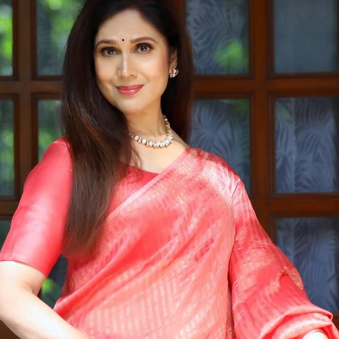 पेंटर बाबूनंतर मिनाक्षी वर्ष 1983 मध्ये 'हीरो' चित्रपटात दिसली. ही फिल्म ब्लॉकबस्टर ठरली. या चित्रपटात मिनाक्षी शेषाद्रीने जॅकी श्रॉफसोबत काम केलेलं. जॅकीा हा लीड अभिनेता म्हणून पहिला चित्रपट होता. 'हीरो' चित्रपटाने जॅकीसोबत मीनाक्षीला सुद्धा स्टार बनवलं.