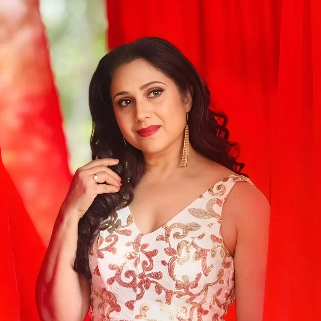 मीनाक्षी शेषाद्री करिअर पीकवर असताना तिने सर्वांना धक्का देणारा निर्णय घेतला. 1995 मध्ये मिनाक्षीने हरीश मैसूरसोबत लग्न केलं. लग्नानंतर ती पती सोबत अमेरिका न्यूयॉर्कमध्ये शिफ्ट झाली.