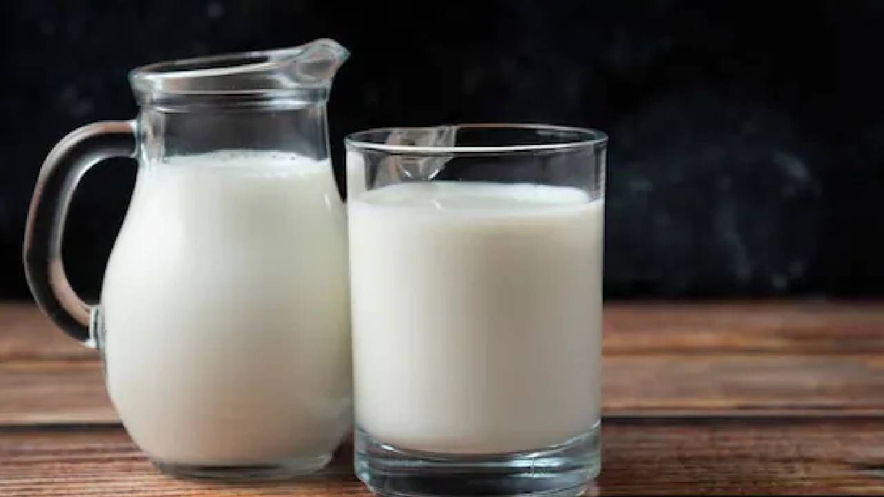 चिया सीड्स आरोग्यासाठी अत्यंत फायदेशीर असतात. मात्र, चिया सीड्स नुसत्या खाण्याचा कंटाळा येतो. अशावेळी दुधामध्ये चिया सीड्स मिक्स करून खाल्ल्याने फायदा मिळतो. 