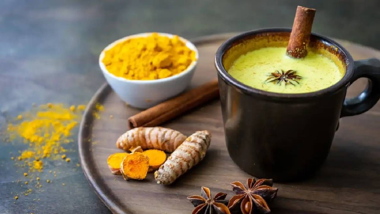 दूधावरची साय काढून टाका आणि त्यानंतर त्यामध्ये हळद मिक्स करून प्या. यामुळे तुमचे वजन न वाढता याचा फायदा आपल्या शरीराला होईल. 