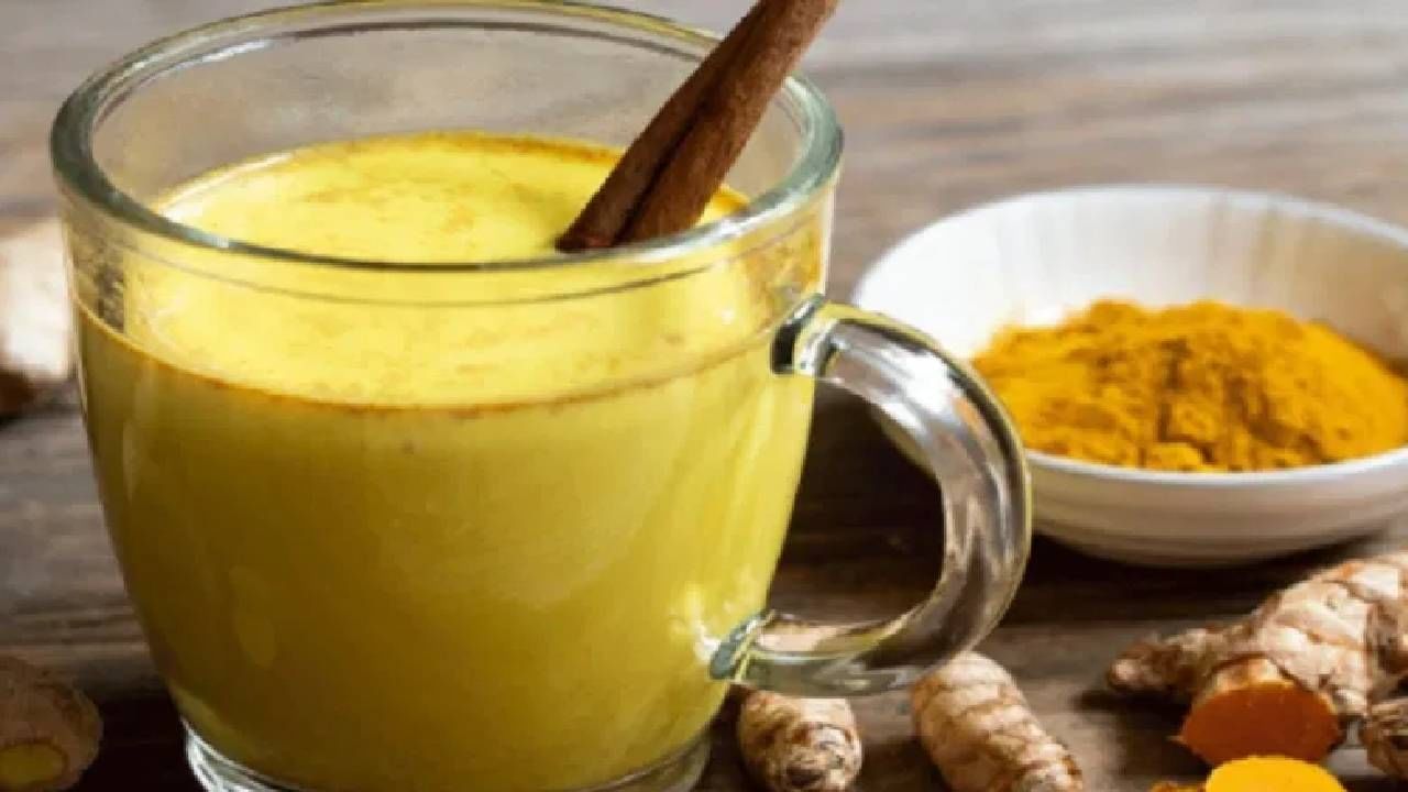 हळदीचे दूध पिणे निरोगी आरोग्यासाठी अत्यंत फायदेशीर आहे. विशेष म्हणजे हे दूध पिल्याने रोगप्रतिकारक शक्ती वाढण्यासही मदत होते आणि आरोग्याच्या समस्या दूर होतात. 