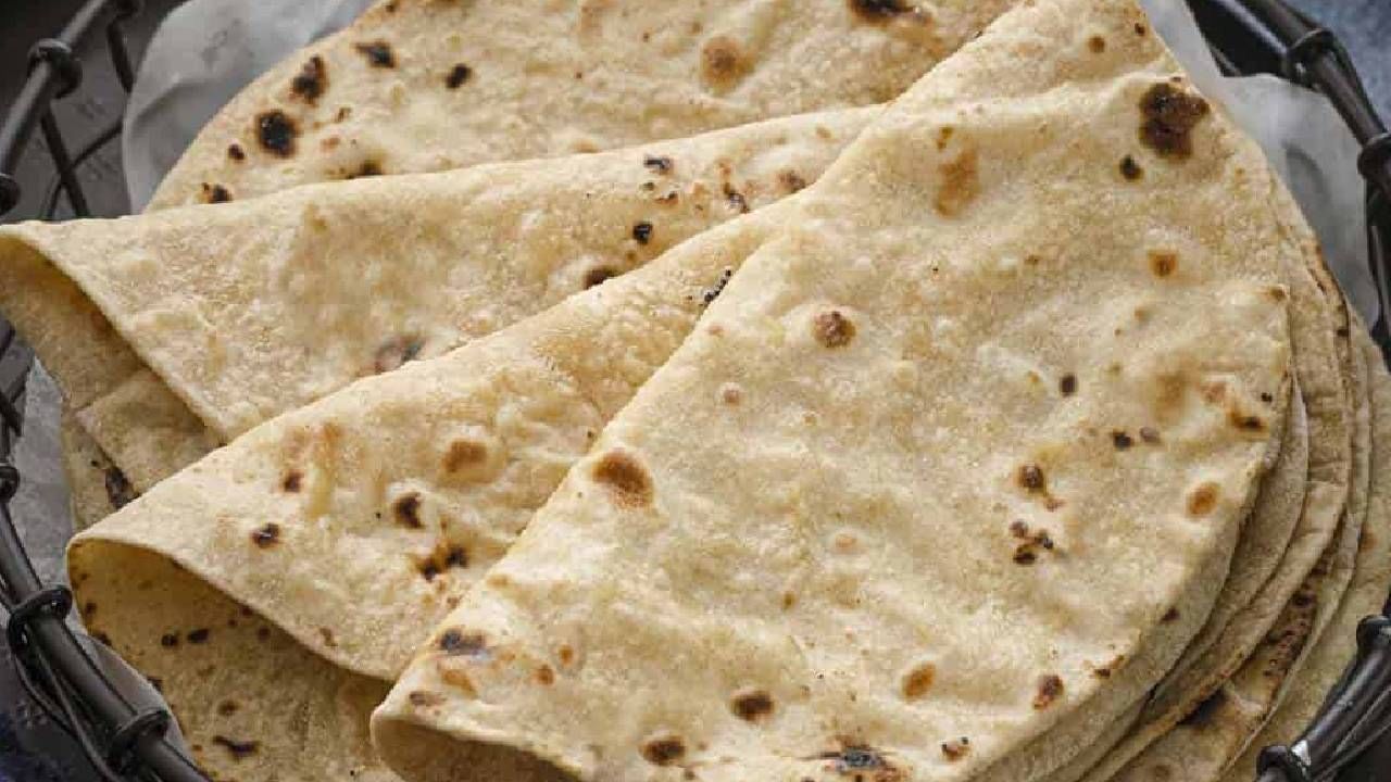 अनुष्का शर्मासारखे बरेच बॉलिवूड कलाकार आहेत, ते गव्हाची चपाती निरोगी आरोग्यासाठी अजिबात खात नाहीत. त्यांच्या आहारात कधीच गव्हाच्या चपातीचा समावेश नसतो. 