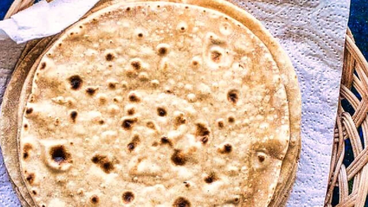 गव्हाची चपातीपेक्षा राजगिरा, बाजरी, ज्वारी, नाचनी आणि क्विनोपासून तयार केलेली चपाती खा. यामुळे आरोग्याला अनेक फायदे होतील आणि व्हिटामिन देखील मिळते. 