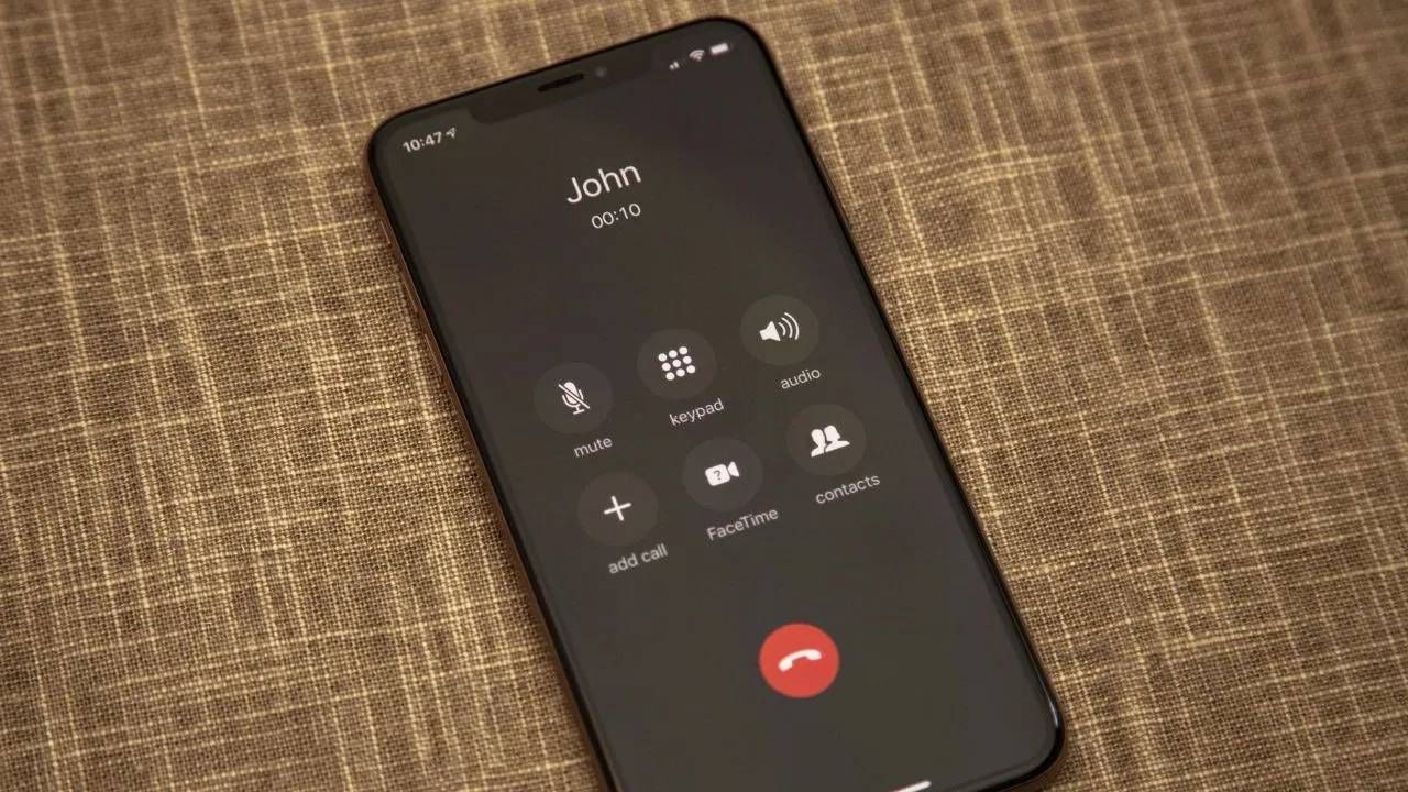 खास फीचर : हे एक खास फीचर आहे जे वेगवेगळे ब्रँड त्यांच्या स्मार्टफोनमध्ये वेगवेगळ्या नावांनी देतात. हे फीचर सर्व स्मार्टफोनवर उपलब्ध नाही, परंतु बहुतेक चिनी फोनवर ते उपलब्ध आहे. तसेच, OnePlus, Oppo आणि Realme स्मार्टफोन्समध्ये Beacon Link या नावाने हे फीचर दिले जाते. Infinix आणि Tecno स्मार्टफोन्समध्ये या फीचरला Ultra Link असे म्हणतात. शिवाय, हे फीचर Vivo फोन्समध्ये देखील उपलब्ध आहे. जरी प्रत्येक ब्रँडने त्याला वेगळे नाव दिले असले तरी त्याचे काम सारखेच आहे. हे फीचर असेल तर तुम्ही सिम कार्ड किंवा नेटवर्कशिवाय एकमेकांना कॉल करू शकता. पण या फीटरलाही काही मर्यादा आहेत.