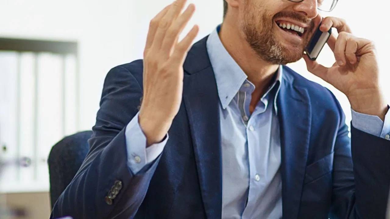 वर उल्लेख केलेल्या स्मार्टफोन ब्रँडमध्ये सिम कार्ड किंवा नेटवर्कशिवाय कॉल करण्याची क्षमता आहे, यात काही शंका नाही, परंतु ते फक्त एका विशिष्ट मर्यादेपर्यंतच काम करतं. तुम्ही ते सिम किंवा नेटवर्कशिवाय वॉकी-टॉकी म्हणून विचार करू शकता. जर तुम्ही रेंजमध्ये असाल तर तुम्ही दुसऱ्या व्यक्तीला कॉल करण्यासाठी किंवा मेसेज पाठवण्यासाठी याचा वापर करू शकता. हे फीचर वापरताना लक्षात ठेवण्याची एक महत्त्वाची गोष्ट म्हणजे ते एकाच ब्रँडच्या फक्त दोन स्मार्टफोनवरच वापरले जाऊ शकते.