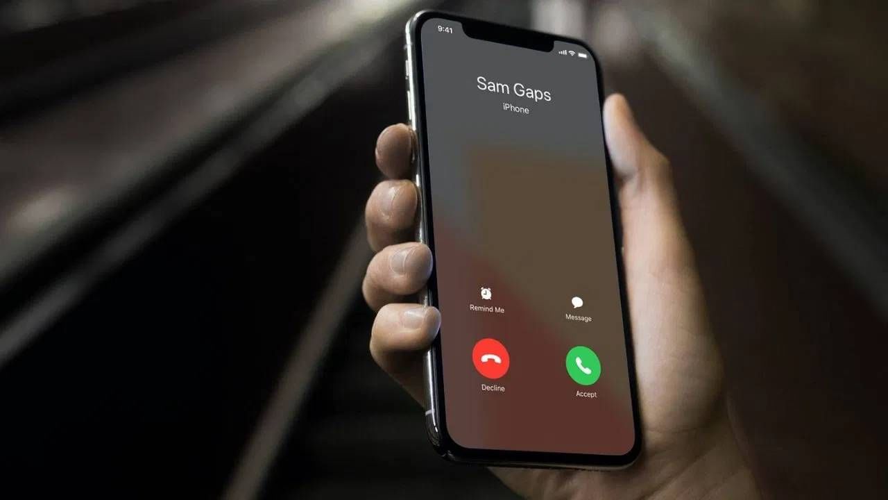 मोबाईलमध्ये शून्य बॅलन्स असतानाही तुम्ही कॉल करू शकता आणि मेसेज पाठवू शकता हे तुम्हाला माहित आहे का? बॅलन्स तर सोडाच, तुम्हाला सिम किंवा नेटवर्कचीही गरज लागणार नाही. हे अगदी सहद शक्य आहे. आज आपण स्मार्टफोनमधील "बीकन लिंक" नावाच्या एका खास फीचरबद्दल जाणून घेणार आहोत. यामुळे तुम्ही सिम, नेटवर्क किंवा रिचार्जशिवाय तासन्तास बोलू शकता आणि मेसेजसही पाठवू शकता. ही टेक्नॉलॉजी नेमकी काय आणि कशी काम करते ते जाणून घेऊया.