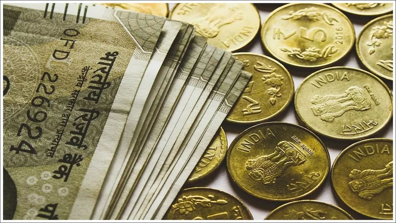 ओव्हरड्राफ्ट म्हणजे तुमच्या खात्यात पैसे नसतानाही बँक तुम्हाला तात्पुरती रक्कम काढण्याची परवानगी देते. ही रक्कम एक प्रकारचे छोटे कर्ज असते. हे पैसे तुम्ही गरजेच्या वेळी लगेच वापरू शकता.