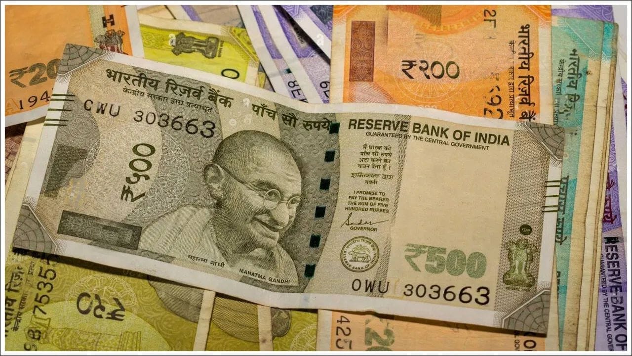 खात्यात पैसे नसले तरी हे खाते चालू राहते. तसेच आपत्कालीन खर्चासाठी त्वरित १० हजार रुपये मिळतात. या खात्यासोबत मिळणाऱ्या RuPay डेबिट कार्डवर तुम्हाला २ लाखांपर्यंत अपघात विमा संरक्षण मिळते.