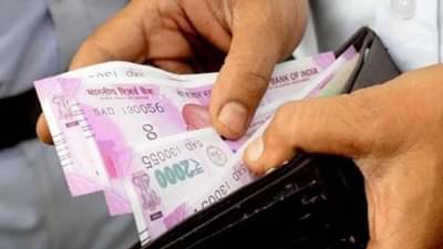 कितीही कष्ट करा, पैसे कमवा, हातात पैसा टिकत नाही? मग हा सोपा उपाय कराच