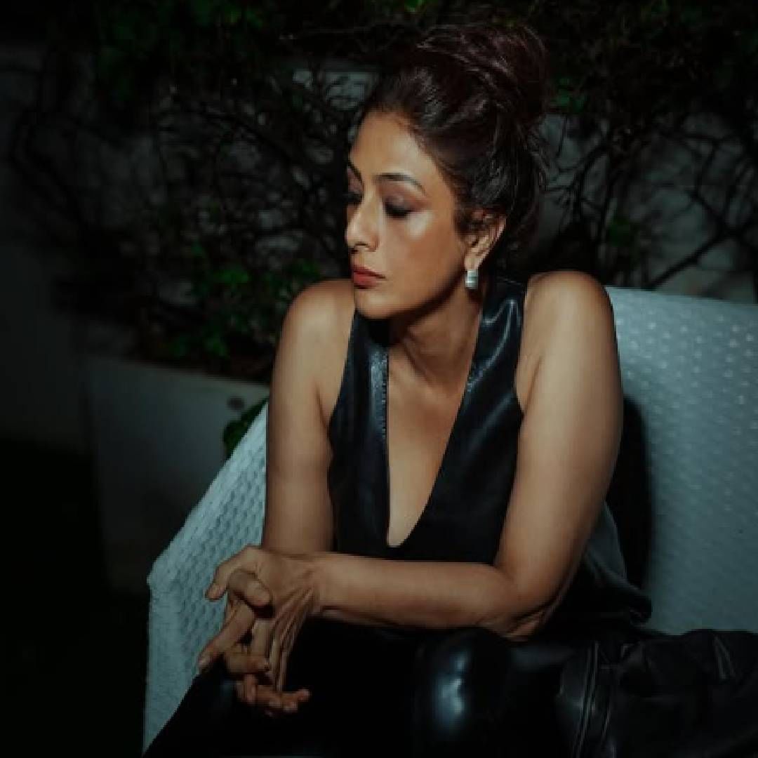 तब्बूने आपल्या काळातील अनेक मोठ्या स्टार्ससोबत काम केलय. 80-90 च्या दशकात तब्बू त्यावेळचा मोठा स्टार जॅकी श्रॉफसोबत कधीच मोठ्या पडद्यावर दिसली नाही. त्यामागे एक मोठं कारण आहे. एकदा पार्टीमध्ये जॅकीने तब्बूसोबत घाणेरडी कृती केली होती. त्यामुळे तब्बू खूप घाबरलेली. 