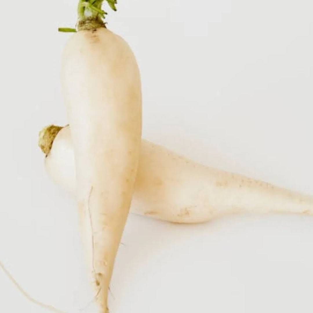 काही ठराविक मेडिकल कंडीशनमध्ये मुळी खाणं टाळलं पाहिजे. सर्दी-खोकला, मायग्रेन आणि अस्थामाचा त्रास असलेल्या मुळा खाऊ नये. सामान्य व्यक्तीने मर्यादीत प्रमाणात याचं सेवन केलं पाहिजे.