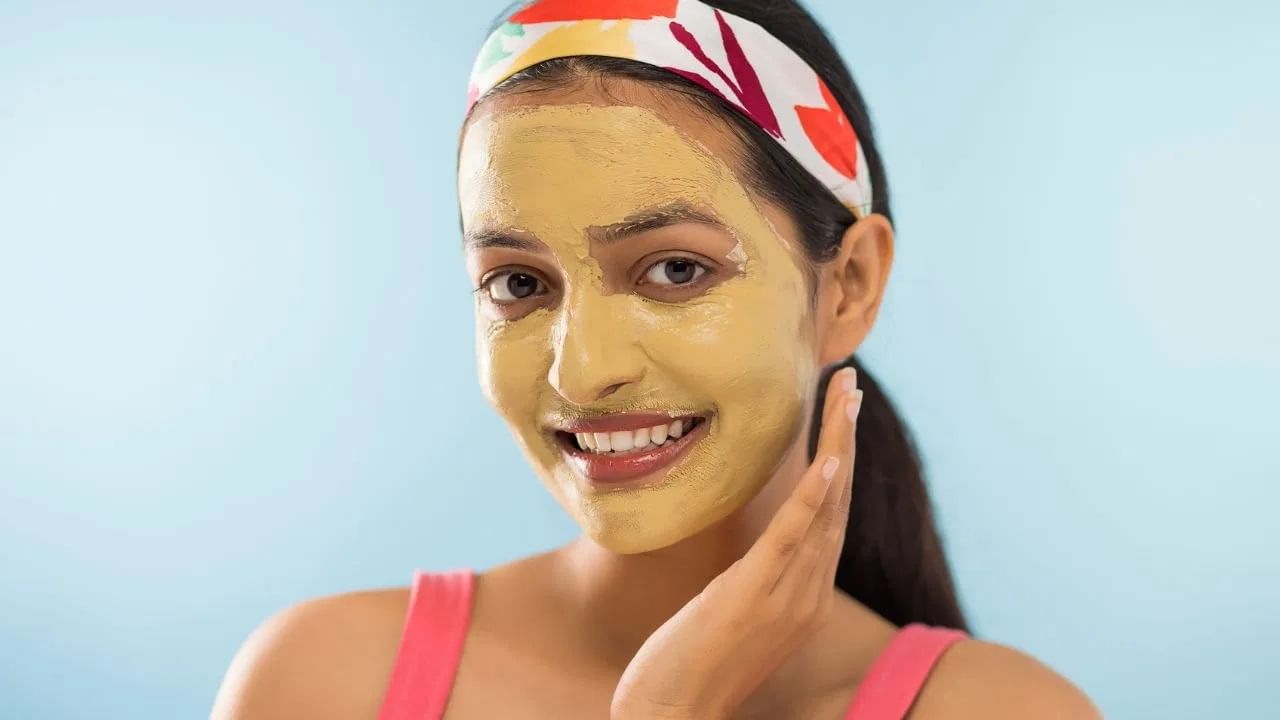 Tan काढण्यासाठी व Sunburn शांत करण्यासाठी मुलतानी माती उत्तम आहे. त्वचेवरील मोठे pores घट्ट करण्यास मदत करते, त्यामुळे त्वचा स्मूद दिसते. Cooling Properties मुळे उन्हाळ्यात त्वचेला थंडावा मिळतो आणि लालसरपणा कमी होतो.