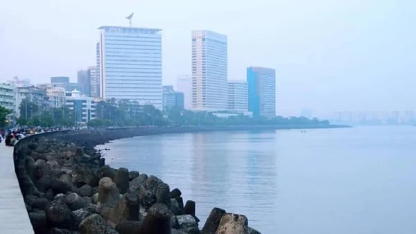 मुंबईत गुलाबी थंडी की विषारी हवा? AQI चा धक्कादायक आकडा समोर, सर्वात प्रदूषित शहरांच्या यादीत समावेश