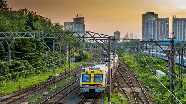 Mumbai Local Megablock : प्रवाशांनो कृपया लक्ष द्या! तिन्ही मार्गांवर आज मेगाब्लॉक, लोकलचे वेळापत्रक पाहूनच घराबाहेर पडा