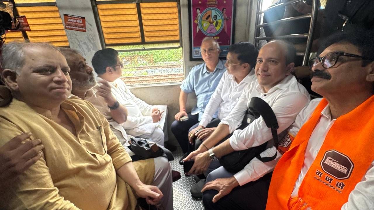 मनसेचे अध्यक्ष राज ठाकरे हे मोर्चाच्या ठिकाणी पोहोचण्यासाठी निघाले असून त्यांनी लोकलने प्रवास केला. काही कार्यकर्त्यांसह ते दादरहून चर्चगेटला पोहोचले आहेत. 