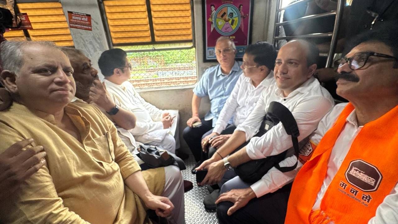  विरोधी पक्षाकडून हा मोर्चा काढला जातोय. मनसे, उबाठा गट, शरद पवारांचा गट आणि कॉंग्रेस या मोर्चात सहभागी होत आहे. लोकलमध्येही मोठी गर्दी बघायला मिळतंय. 