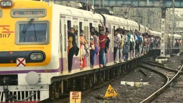 मोठी बातमी! मुंबईत लोकलने 4 प्रवाशांना उडवलं, सँडहर्स्ट रोड स्टेशनवर मोठा अपघात