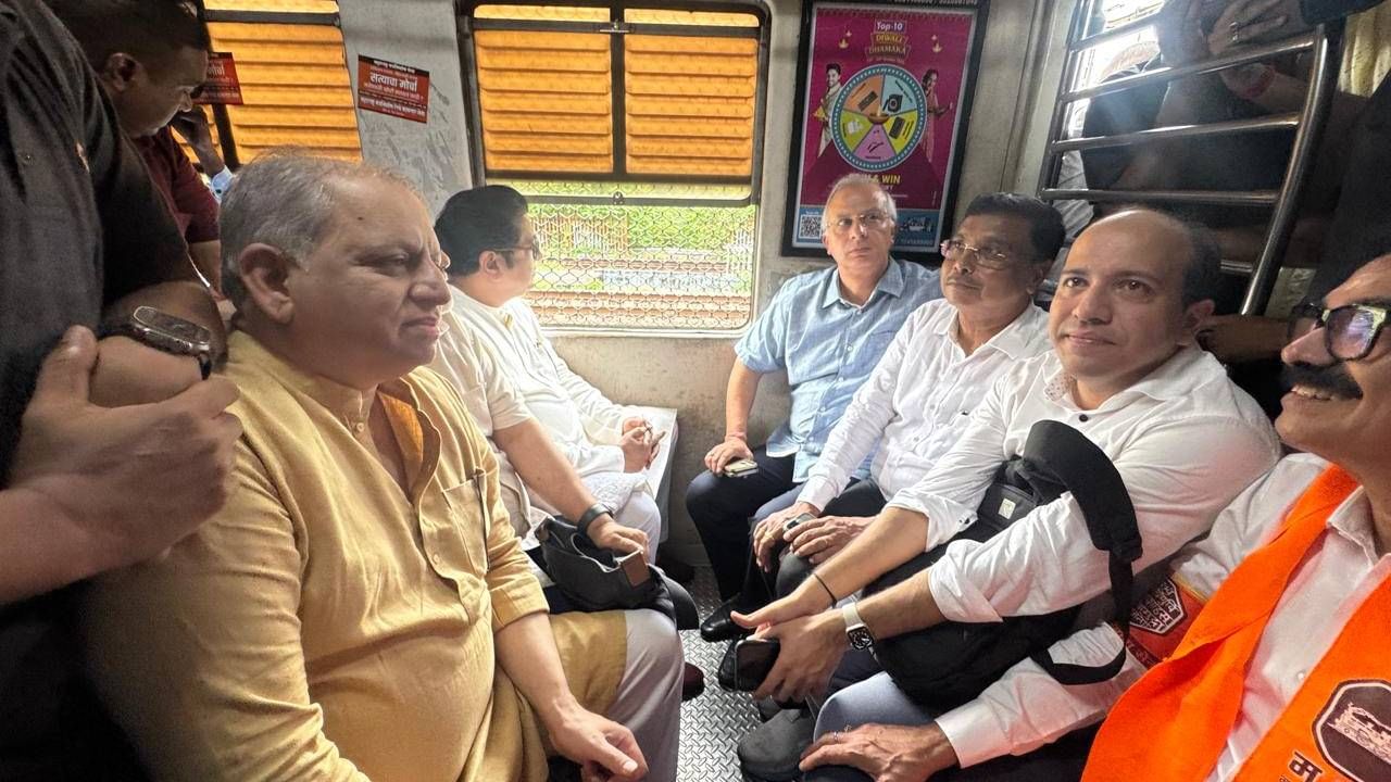 दादर ते चर्चगेट असा प्रवास राज ठाकरेंनी केलाय. अनेक वर्षांनंतर राज ठाकरे हे लोकलने प्रवास करताना दिसले. रस्त्यामधून वाहतूककोडीं टाळण्यासाठी त्यांनी हा निर्णय घेतला. 