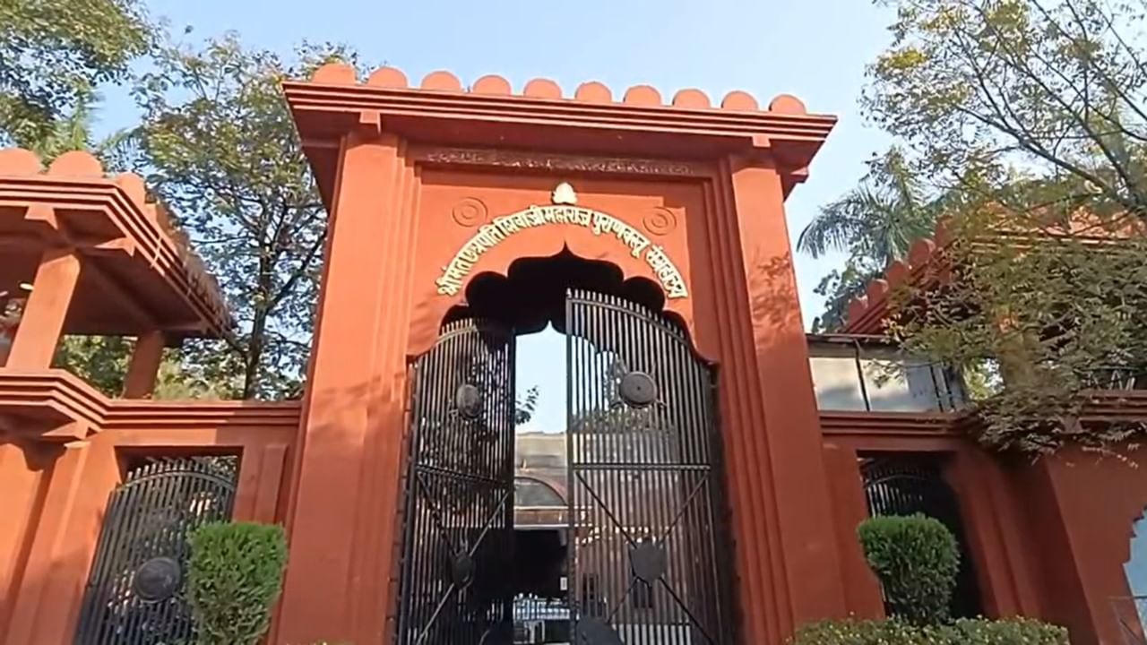 छत्रपती संभाजीनगर येथील छत्रपती शिवाजी महाराज संग्रहालय सध्या अत्यंत दयनीय अवस्थेत आहे. सातवाहन काळापासून ते मराठा साम्राज्यापर्यंतचा हा दुर्मिळ ऐतिहासिक वारसा सध्या धोक्यात आला आहे. देखभाल आणि दुरुस्तीअभावी या संग्रहालयातील अनेक मौल्यवान वस्तूंचे नुकसान होत आहे. ज्यामुळे इतिहासप्रेमी आणि पर्यटकांमध्ये चिंतेचे वातावरण आहे.