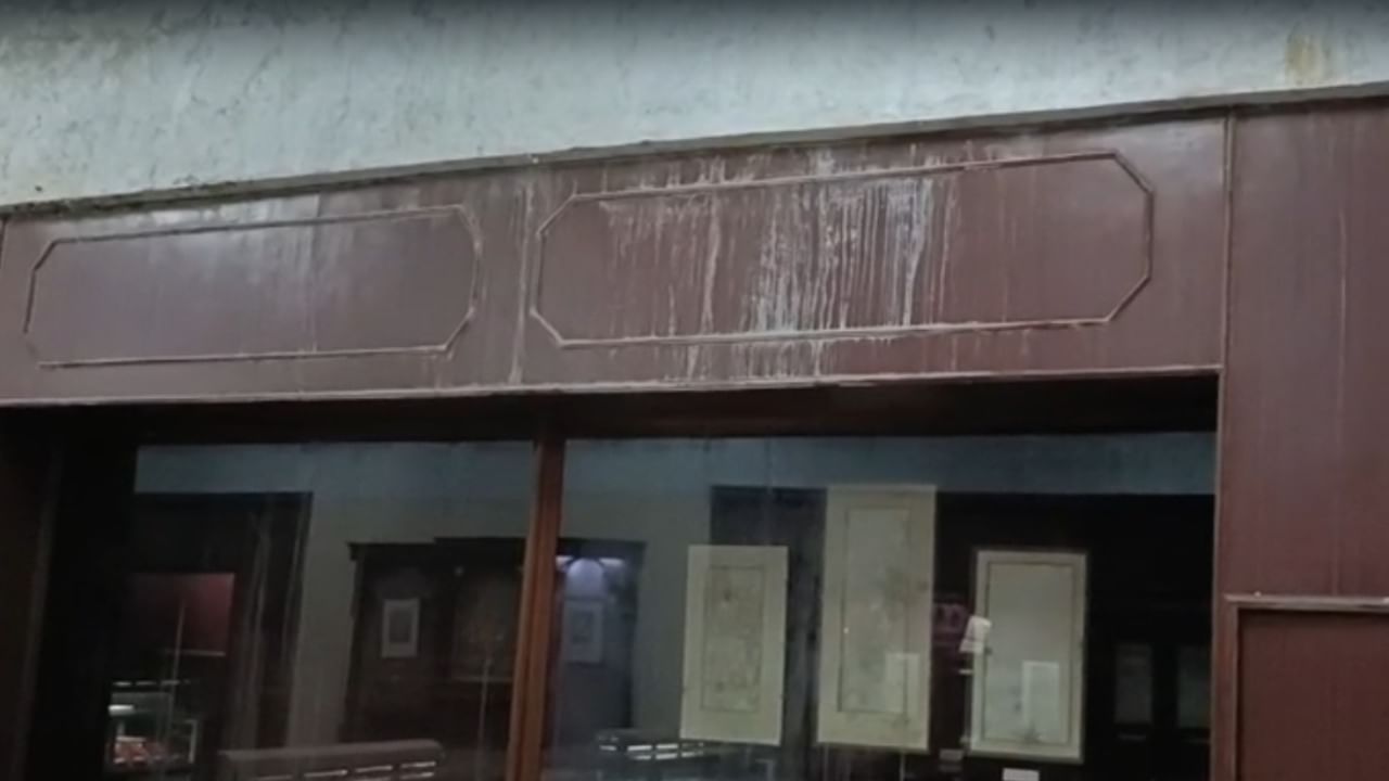 मात्र अनेक दशकांपासून राजकीय स्तरावर उपेक्षा झाल्यामुळे या अमूल्य ठेव्यावर संकटाची छाया पसरली आहे. या संग्रहालयाच्या इमारतीत आणि लाकडी वस्तूंमध्ये वाळवीने मोठे साम्राज्य पसरवले आहे. यामुळे लाकडी कलाकृती आणि शोकेस वेगाने खराब होत आहेत.