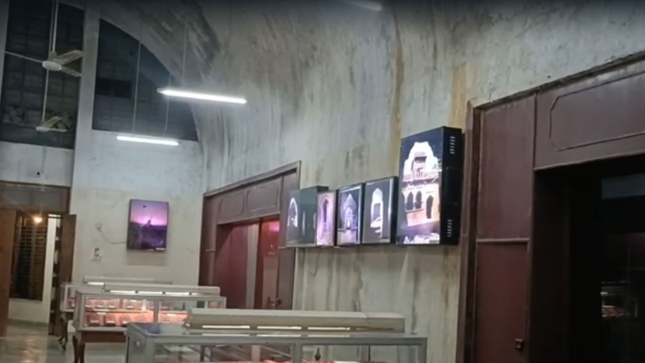 इमारतीच्या खराब अवस्थेमुळे पाण्याची गळती आणि अत्यधिक आर्द्रता वाढली आहे. कीटकनाशक फवारणीच्या अभावामुळे अनेक नाजूक वस्तूंची स्थिती अत्यंत दयनीय झाली आहे. या मौल्यवान कलाकृतींचे पुढील नुकसान टाळण्यासाठी अनेक नाजूक वस्तू शोकेसमधून काढून ठेवण्यात आल्या आहेत. परिणामी, पर्यटकांना त्या पाहता येत नाहीत.