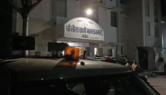 नांदेडमध्ये एक धक्कादायक घटना घडली आहे. येथे एका 7 वर्षाच्या चिमुकलीवर शिक्षकाने आत्याचर केल्याचा प्रकार समोर आला आहे. विशेष म्हणजे हा प्रकार नांदेड शहरातच घडला आहे. नांदेड शहातील एका इंग्रजी शाळेत चिमुकली शिक्षण घेत होती.