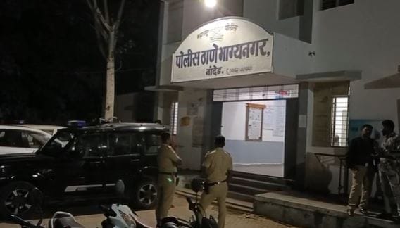 मिळालेल्या माहितीनुसार नांदेड शहरातील इंग्रजी माध्यमाच्या शाळेत शिक्षण घेणाऱ्या 7 वर्षाच्या चिमुकलीवर त्याच शाळेत शिकवणाऱ्या एका शिक्षकाने अत्याचार केला. ही घटना 19 नोव्हेंबर रोजी घडली आहे. आज सदरील मुलगी ही शाळेत जाण्यासाठी नकार देत होती, त्यानंतर हा प्रकार समोर आला आहे.