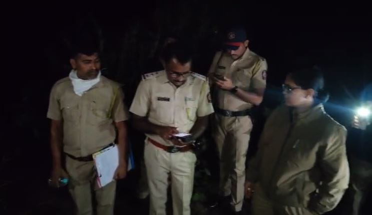 मिळालेल्या माहितीनुसार माहूर तालुक्यातील पाचुंदा गावात दुहेरी हत्याकांड घडले आहे. शेतात कापूस वेचणी करत असताना अंतकलाबाई अशोक आढागळे (वय 60) आणि अनुसयाबाई साहेबराव आढागळे (वय 45) या दोन सख्ख्या जावांचा गळा दाबून खून करण्यात आला आहे. 